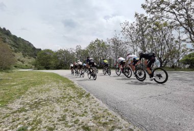 Yunanistan, İoannina, 1 Mayıs 2022, uluslararası turda motorcular İoannina Gölü 'nün yanında  