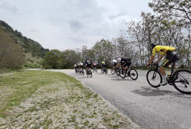 Yunanistan, İoannina, 1 Mayıs 2022, uluslararası turda motorcular İoannina Gölü 'nün yanında  