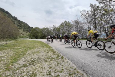Yunanistan, İoannina, 1 Mayıs 2022, uluslararası turda motorcular İoannina Gölü 'nün yanında  