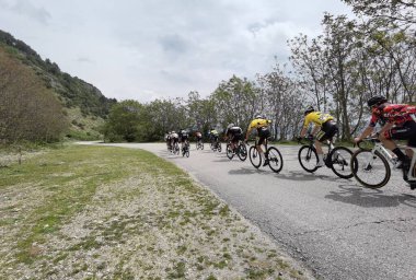 Yunanistan, İoannina, 1 Mayıs 2022, uluslararası turda motorcular İoannina Gölü 'nün yanında  