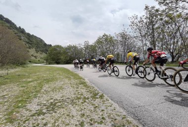 Yunanistan, İoannina, 1 Mayıs 2022, uluslararası turda motorcular İoannina Gölü 'nün yanında  