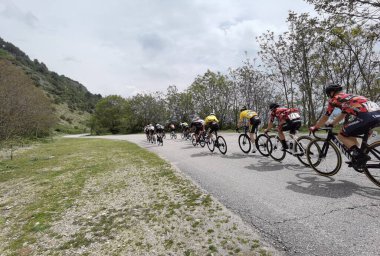 Yunanistan, İoannina, 1 Mayıs 2022, uluslararası turda motorcular İoannina Gölü 'nün yanında  