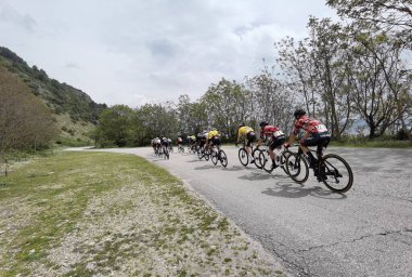 Yunanistan, İoannina, 1 Mayıs 2022, uluslararası turda motorcular İoannina Gölü 'nün yanında  