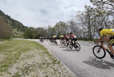 Yunanistan, İoannina, 1 Mayıs 2022, uluslararası turda motorcular İoannina Gölü 'nün yanında  