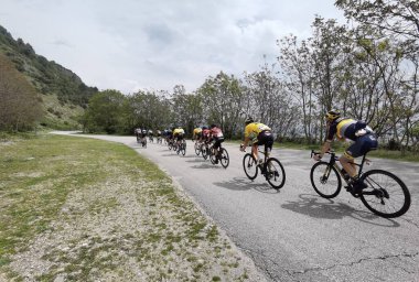 Yunanistan, İoannina, 1 Mayıs 2022, uluslararası turda motorcular İoannina Gölü 'nün yanında  
