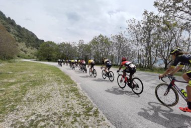 Yunanistan, İoannina, 1 Mayıs 2022, uluslararası turda motorcular İoannina Gölü 'nün yanında  