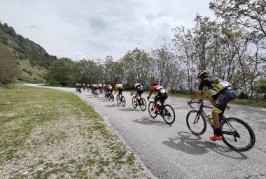 Yunanistan, İoannina, 1 Mayıs 2022, uluslararası turda motorcular İoannina Gölü 'nün yanında  