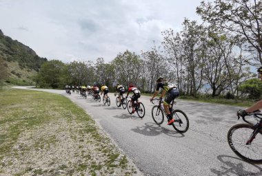 Yunanistan, İoannina, 1 Mayıs 2022, uluslararası turda motorcular İoannina Gölü 'nün yanında  