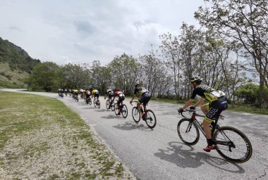 Yunanistan, İoannina, 1 Mayıs 2022, uluslararası turda motorcular İoannina Gölü 'nün yanında  