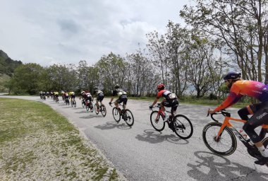 Yunanistan, İoannina, 1 Mayıs 2022, uluslararası turda motorcular İoannina Gölü 'nün yanında  