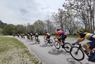 Yunanistan, İoannina, 1 Mayıs 2022, uluslararası turda motorcular İoannina Gölü 'nün yanında  