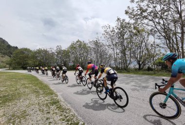 Yunanistan, İoannina, 1 Mayıs 2022, uluslararası turda motorcular İoannina Gölü 'nün yanında  