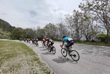 Yunanistan, İoannina, 1 Mayıs 2022, uluslararası turda motorcular İoannina Gölü 'nün yanında  
