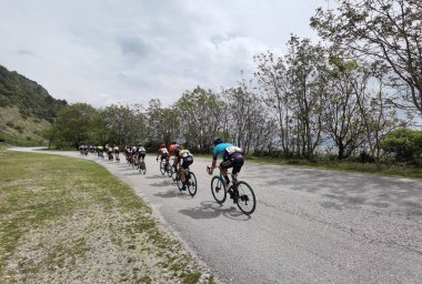 Yunanistan, İoannina, 1 Mayıs 2022, uluslararası turda motorcular İoannina Gölü 'nün yanında  
