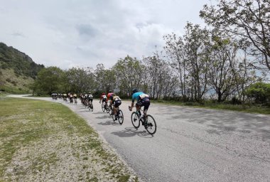 Yunanistan, İoannina, 1 Mayıs 2022, uluslararası turda motorcular İoannina Gölü 'nün yanında  