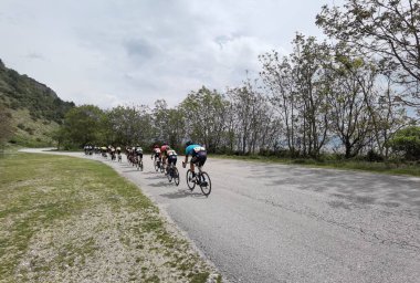 Yunanistan, İoannina, 1 Mayıs 2022, uluslararası turda motorcular İoannina Gölü 'nün yanında  