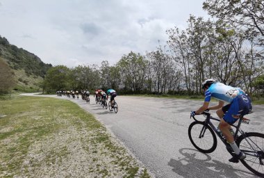 Yunanistan, İoannina, 1 Mayıs 2022, uluslararası turda motorcular İoannina Gölü 'nün yanında  