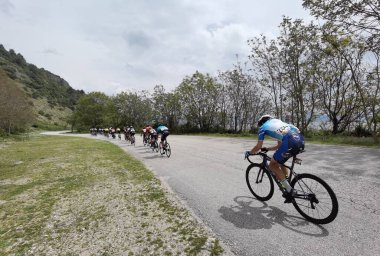 Yunanistan, İoannina, 1 Mayıs 2022, uluslararası turda motorcular İoannina Gölü 'nün yanında  