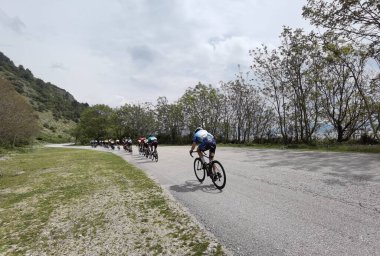 Yunanistan, İoannina, 1 Mayıs 2022, uluslararası turda motorcular İoannina Gölü 'nün yanında  