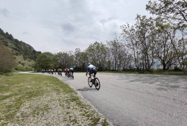 Yunanistan, İoannina, 1 Mayıs 2022, uluslararası turda motorcular İoannina Gölü 'nün yanında  