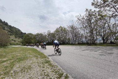 Yunanistan, İoannina, 1 Mayıs 2022, uluslararası turda motorcular İoannina Gölü 'nün yanında  