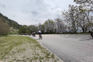 Yunanistan, İoannina, 1 Mayıs 2022, uluslararası turda motorcular İoannina Gölü 'nün yanında  