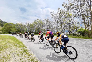 Uluslararası Yunan turunda motorcular İoannina Gölü 'nün yanında bisiklet sürüyorlar  