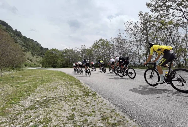 Yunanistan, İoannina, 1 Mayıs 2022, uluslararası turda motorcular İoannina Gölü 'nün yanında  