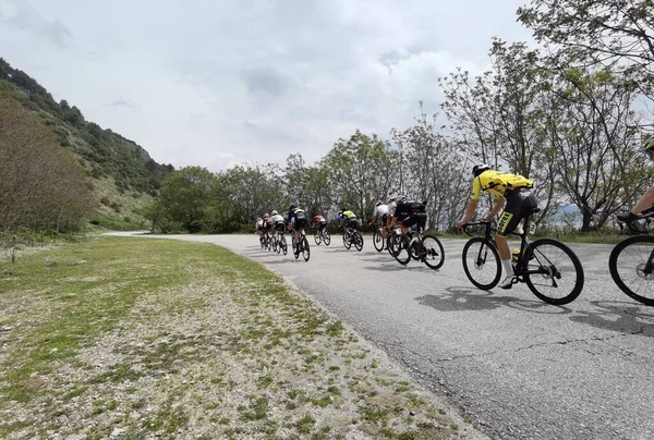 Yunanistan, İoannina, 1 Mayıs 2022, uluslararası turda motorcular İoannina Gölü 'nün yanında  