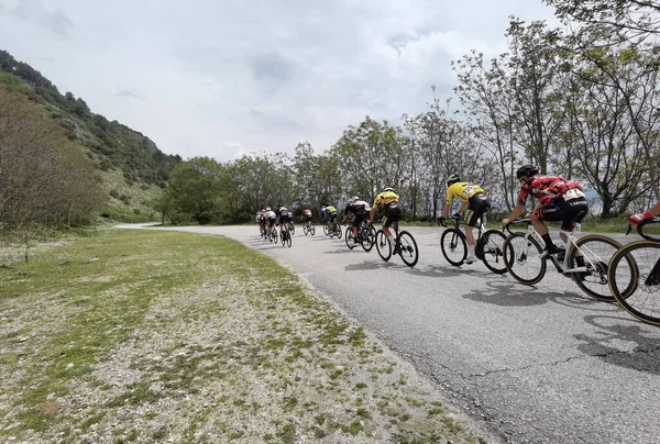 Yunanistan, İoannina, 1 Mayıs 2022, uluslararası turda motorcular İoannina Gölü 'nün yanında  