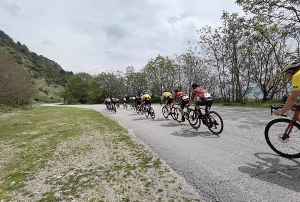Yunanistan, İoannina, 1 Mayıs 2022, uluslararası turda motorcular İoannina Gölü 'nün yanında  