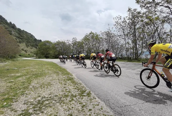 Yunanistan, İoannina, 1 Mayıs 2022, uluslararası turda motorcular İoannina Gölü 'nün yanında  