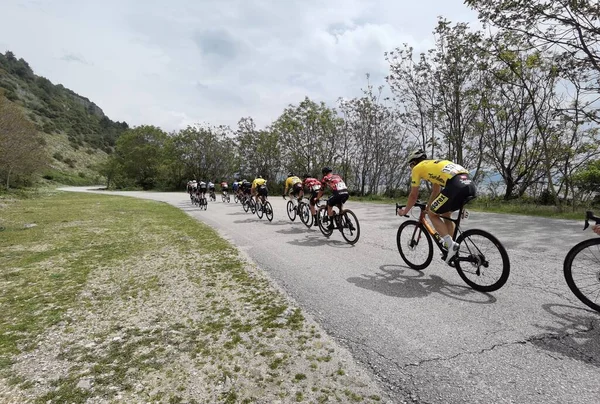 Yunanistan, İoannina, 1 Mayıs 2022, uluslararası turda motorcular İoannina Gölü 'nün yanında  