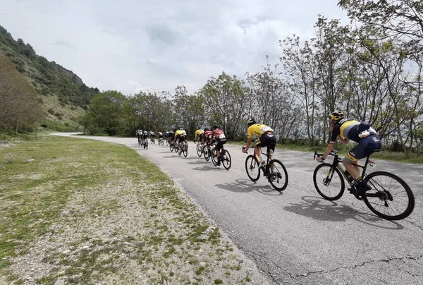 Yunanistan, İoannina, 1 Mayıs 2022, uluslararası turda motorcular İoannina Gölü 'nün yanında  