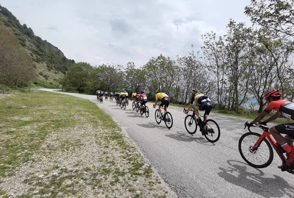 Yunanistan, İoannina, 1 Mayıs 2022, uluslararası turda motorcular İoannina Gölü 'nün yanında  