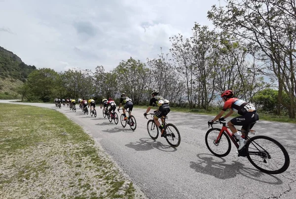 Yunanistan, İoannina, 1 Mayıs 2022, uluslararası turda motorcular İoannina Gölü 'nün yanında  