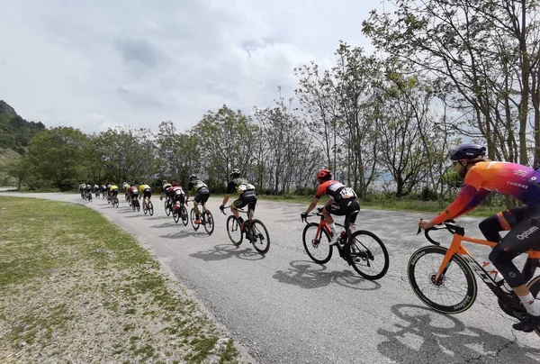 Yunanistan, İoannina, 1 Mayıs 2022, uluslararası turda motorcular İoannina Gölü 'nün yanında  