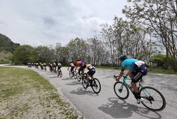 Yunanistan, İoannina, 1 Mayıs 2022, uluslararası turda motorcular İoannina Gölü 'nün yanında  