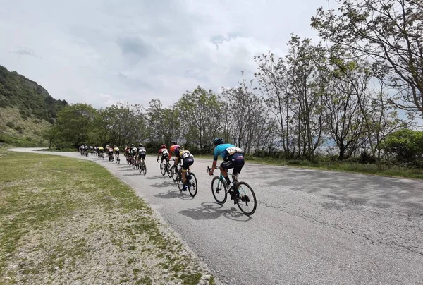 Yunanistan, İoannina, 1 Mayıs 2022, uluslararası turda motorcular İoannina Gölü 'nün yanında  