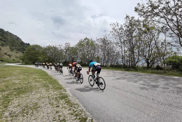 Yunanistan, İoannina, 1 Mayıs 2022, uluslararası turda motorcular İoannina Gölü 'nün yanında  