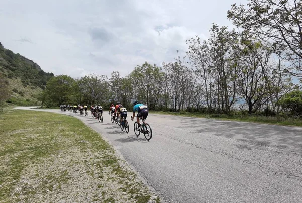 Yunanistan, İoannina, 1 Mayıs 2022, uluslararası turda motorcular İoannina Gölü 'nün yanında  