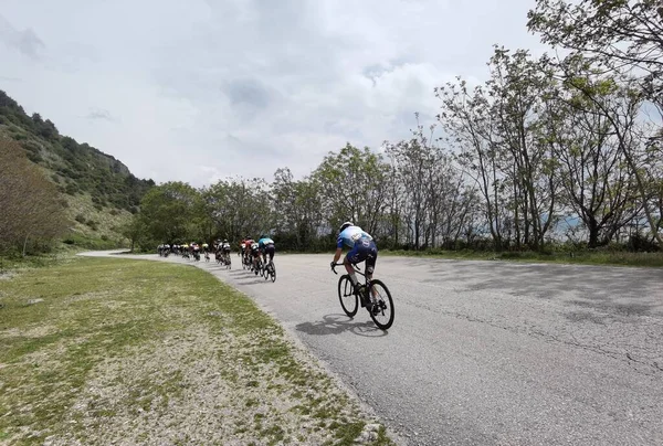 Yunanistan, İoannina, 1 Mayıs 2022, uluslararası turda motorcular İoannina Gölü 'nün yanında  