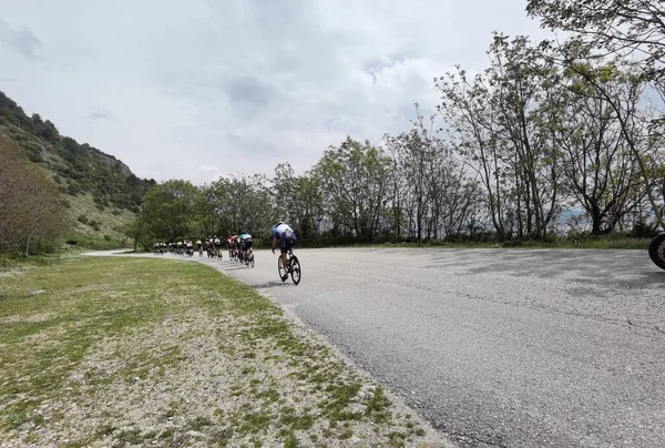Yunanistan, İoannina, 1 Mayıs 2022, uluslararası turda motorcular İoannina Gölü 'nün yanında  