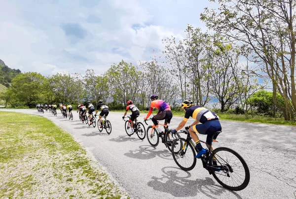 Uluslararası Yunan turunda motorcular İoannina Gölü 'nün yanında bisiklet sürüyorlar  