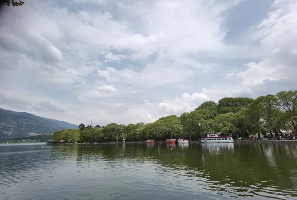 İoannina ya da Giannena şehri bahar mevsiminde göl bulutları ve Yunanistan 'da yeşil ağaçlar