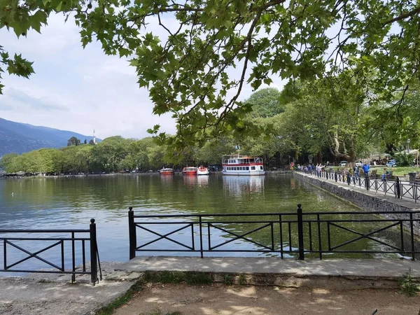 Oannina Giannena Şehri Bahar Mevsiminde Göl Bulutları Yunanistan Yeşil Ağaçlar — Stok fotoğraf