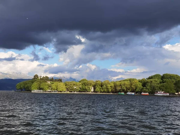 Ioannina Giannena Ville Lac Printemps Nuages Arbres Verts Grèce — Photo