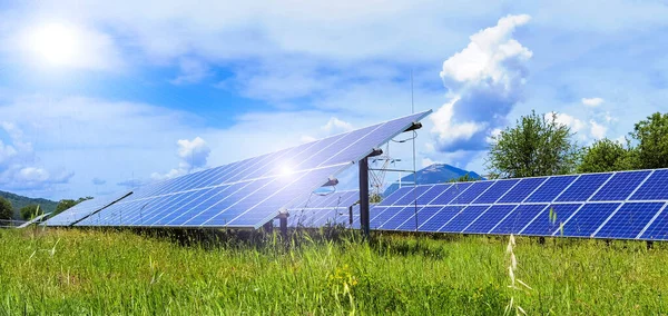 Güneş Panelleri Elektrik Fotovoltaik Park Gökyüzü Bulutları Bahar Mevsimi Çimenleri — Stok fotoğraf