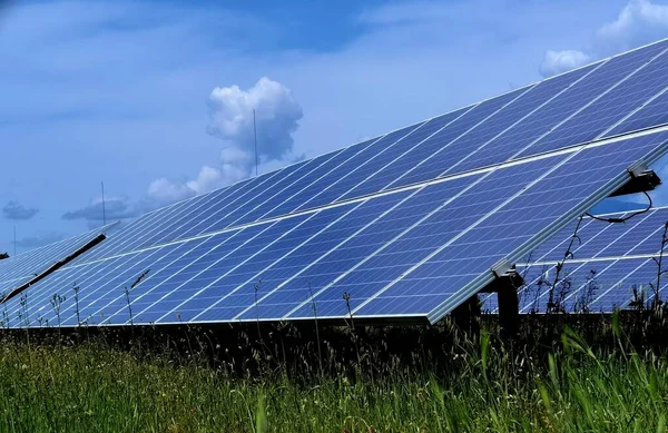 Solární Panely Elektřina Fotovoltaický Park Nebe Mraky Jarní Sezóna Trávník — Stock fotografie
