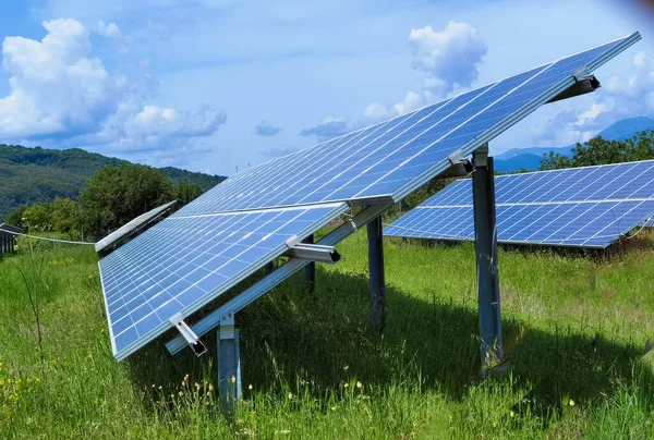 Güneş Panelleri Elektrik Fotovoltaik Park Gökyüzü Bulutları Bahar Mevsimi Çimenleri — Stok fotoğraf